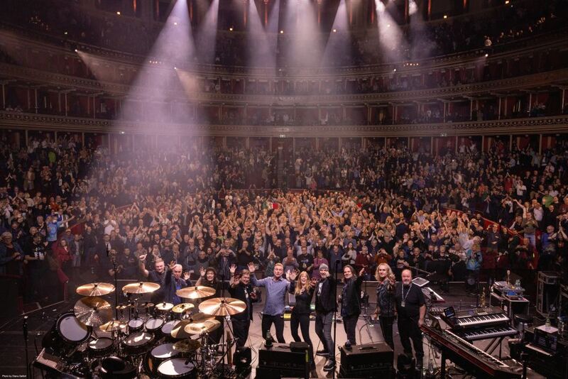SteveHacketBandLive25 (1)